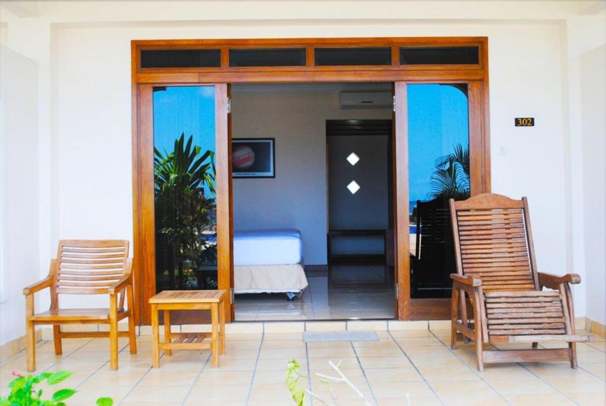 Lombok Beach Hotel Montongbuwoh Exterior photo